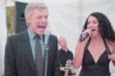 Jon Bon Jovi canta Living on a Prayer em festa de casamento e faz sucesso na web