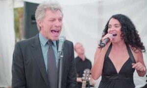 Jon Bon Jovi canta Living on a Prayer em festa de casamento e faz sucesso na web